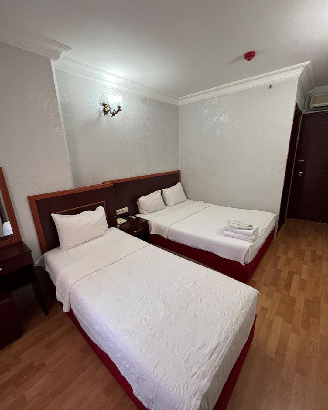 Red White Hotel Istanbul Exterior photo