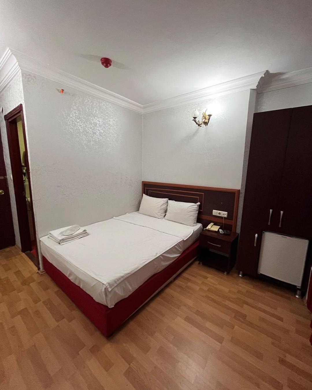 Red White Hotel Istanbul Exterior photo